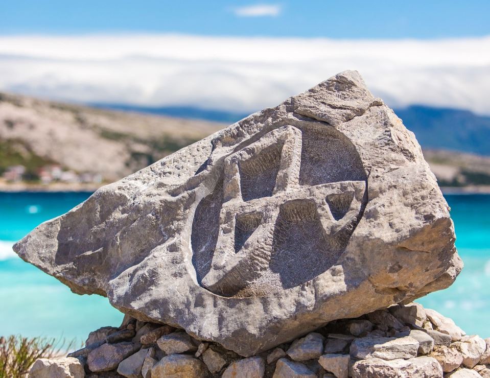 Detalle glagolítico sobre piedra