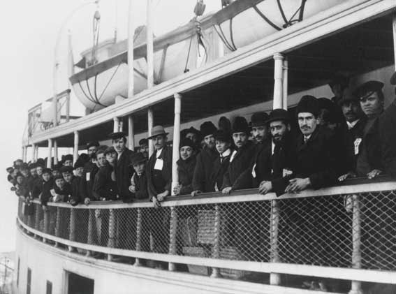 Emigrantes europeos en barco hacia América
